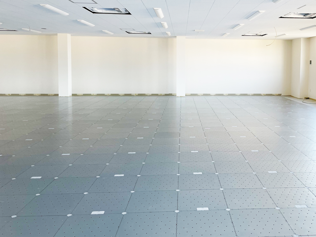 ケーブルの床下配線を可能にするOAフロア。大量配線にも対応可能、快適なオフィス空間を実現します。